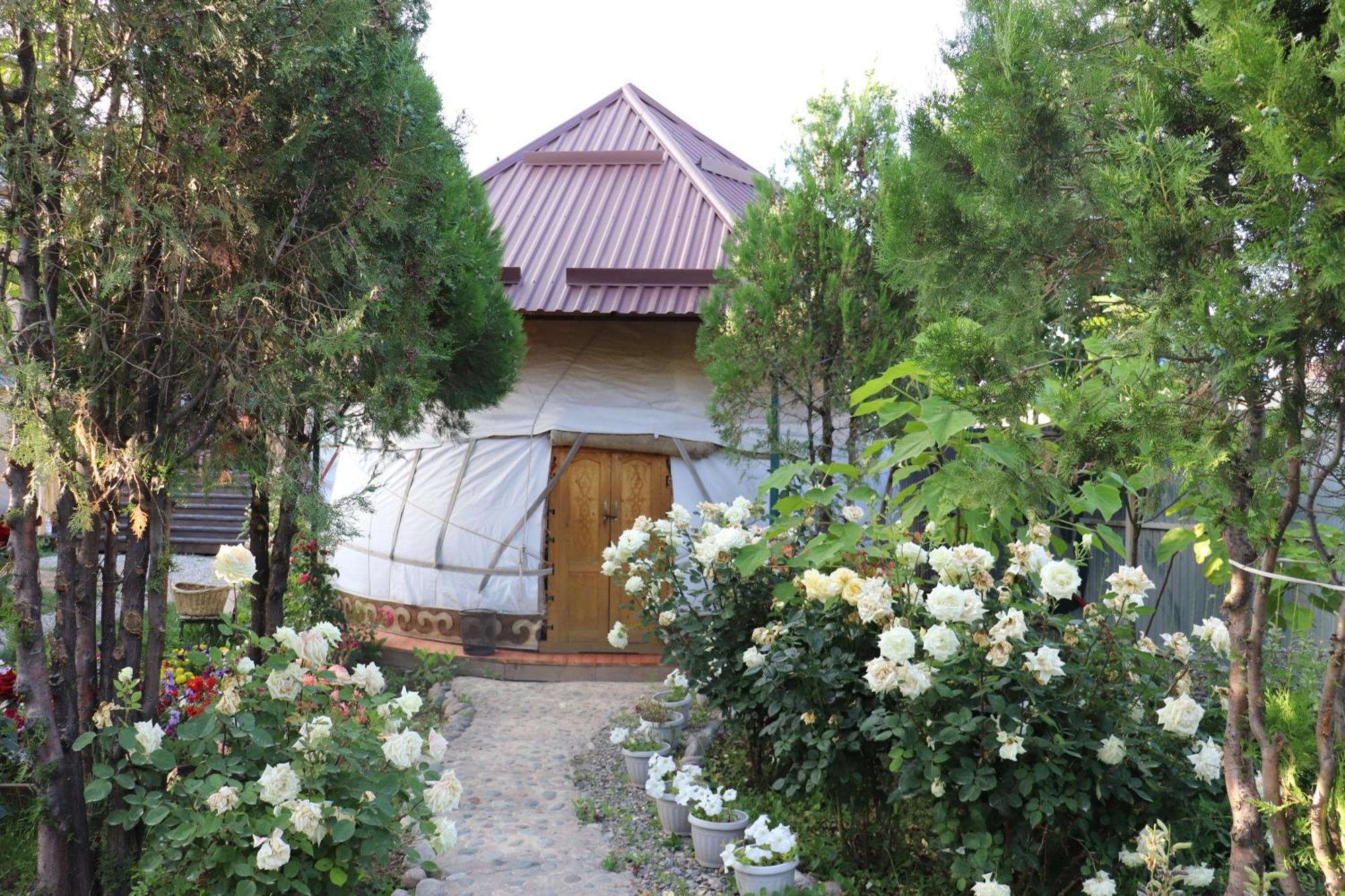 Happy Nomads Yurts & Hostel كاراكول المظهر الخارجي الصورة