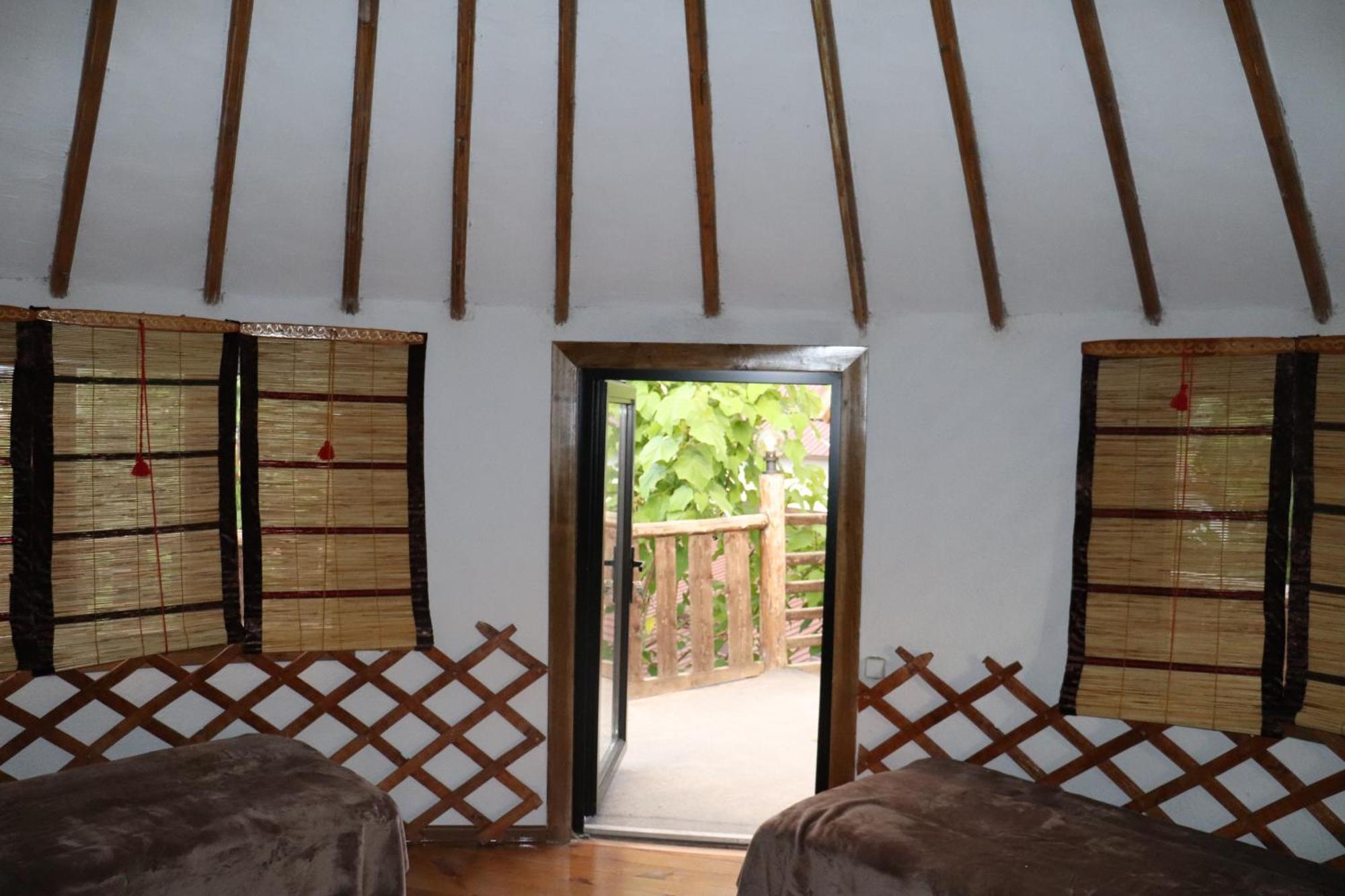 Happy Nomads Yurts & Hostel كاراكول المظهر الخارجي الصورة