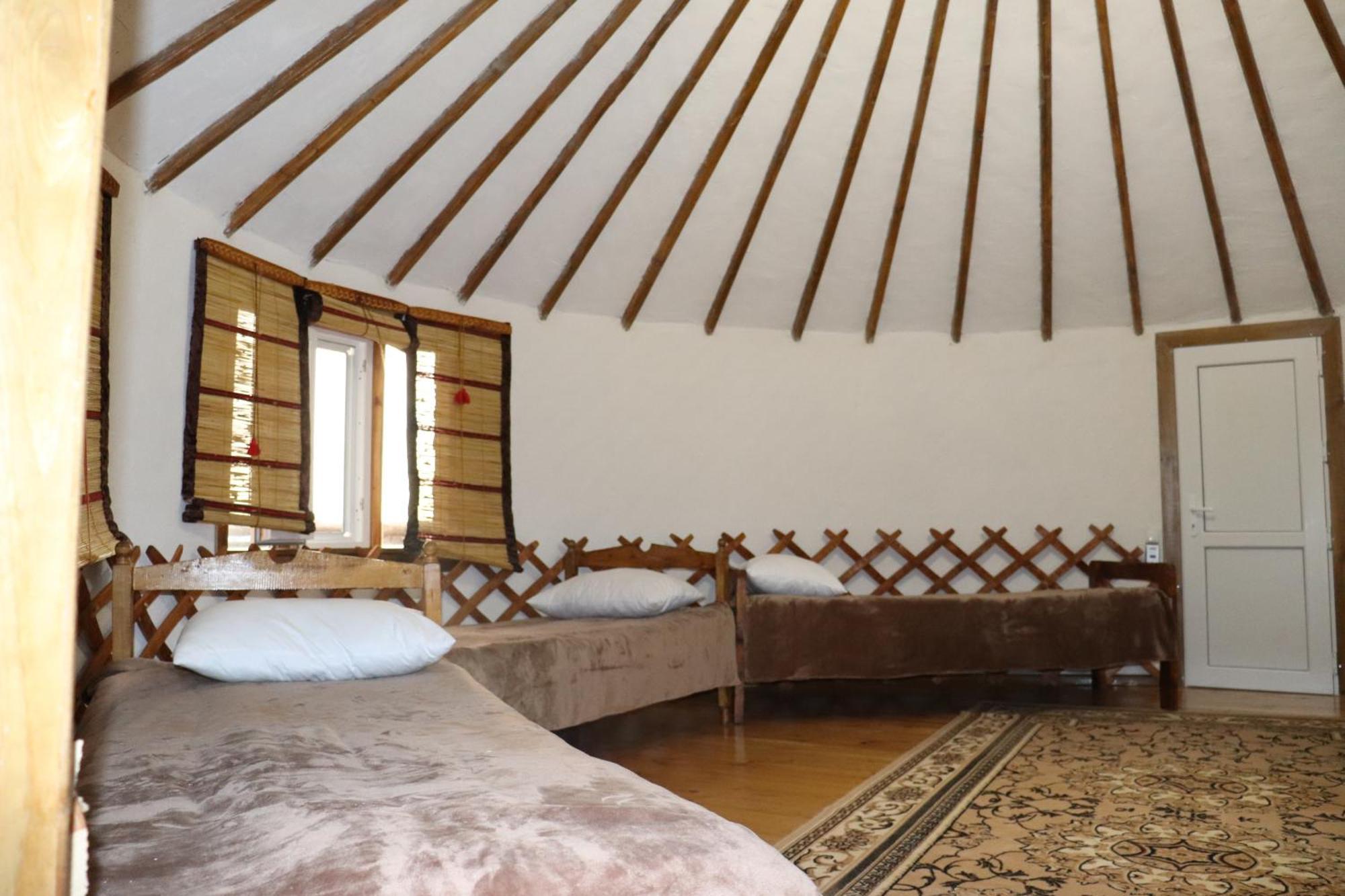 Happy Nomads Yurts & Hostel كاراكول المظهر الخارجي الصورة