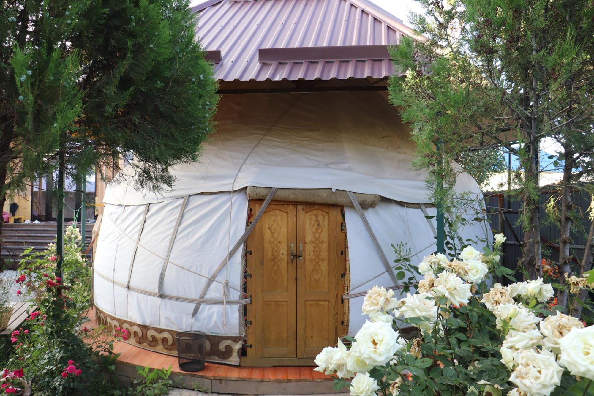 Happy Nomads Yurts & Hostel كاراكول المظهر الخارجي الصورة