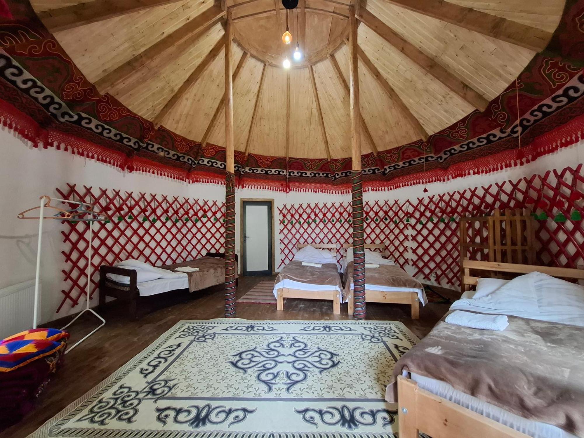 Happy Nomads Yurts & Hostel كاراكول المظهر الخارجي الصورة