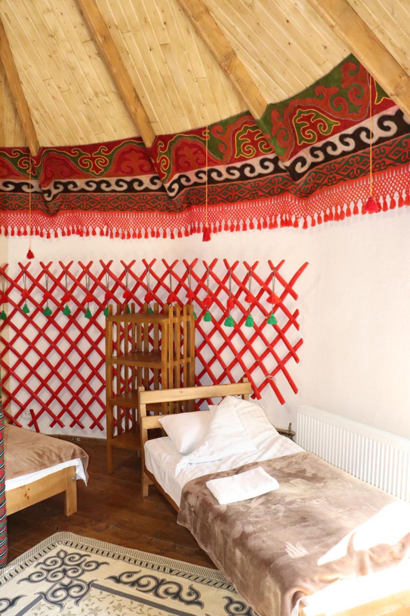 Happy Nomads Yurts & Hostel كاراكول المظهر الخارجي الصورة